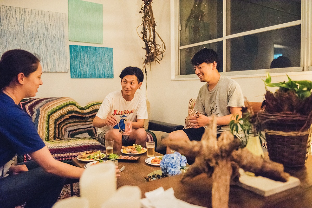 この夜はラウンジでホストさんを交えてお酒を飲むことに。