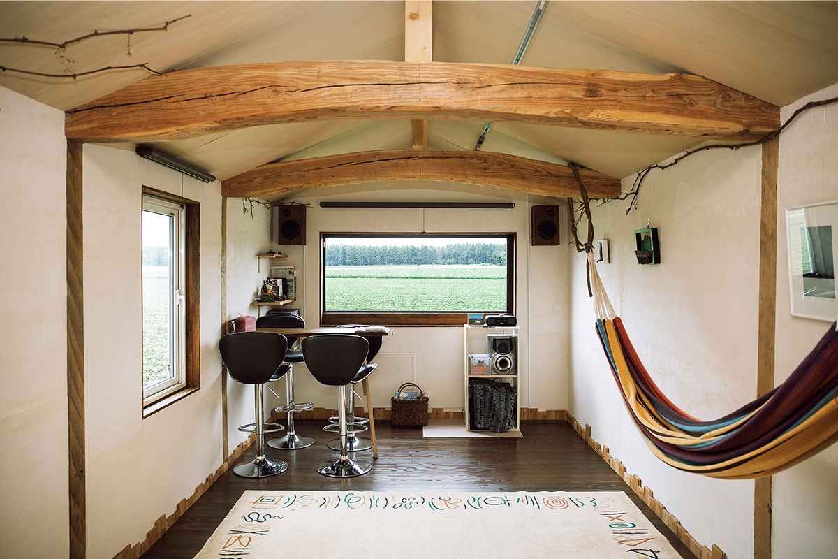 大きな窓には、地平線まで広がる畑が!