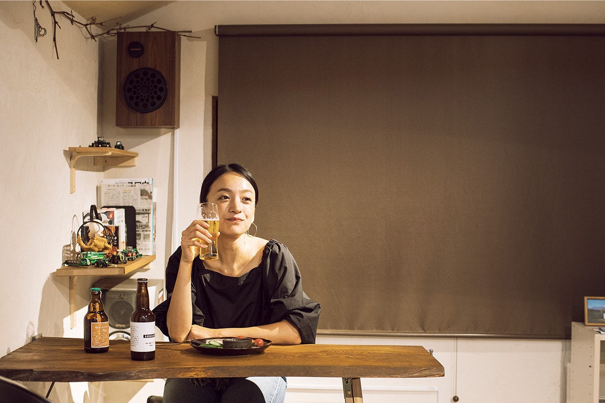 大自然に囲まれて晩酌を楽しむ。