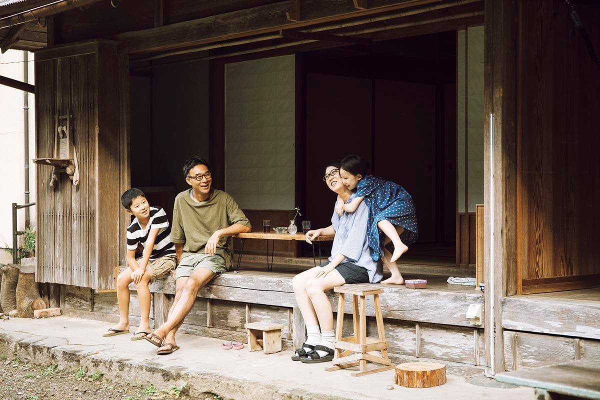相場さん一家は、川のせせらぎが聞こえる縁側でおしゃべりしたり、ハンモックに揺られたりして、さっそくくつろぎモードに。