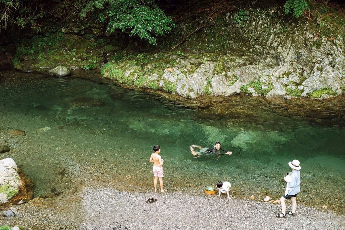 人のいない穴場の川で思いっきり遊ぶ。