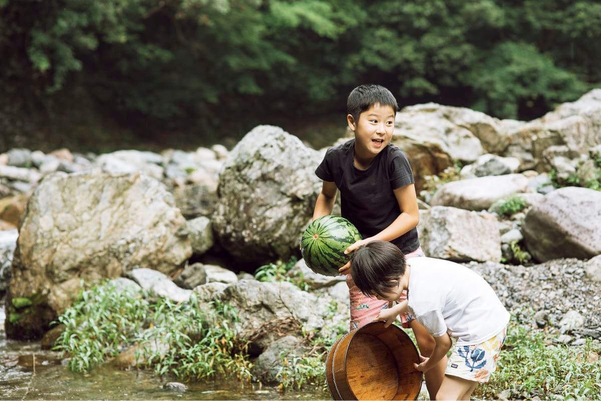 翡翠色がきれいな川を泳いだり、岩場から淵にジャンプしたり、おやつのスイカを冷やしたり。