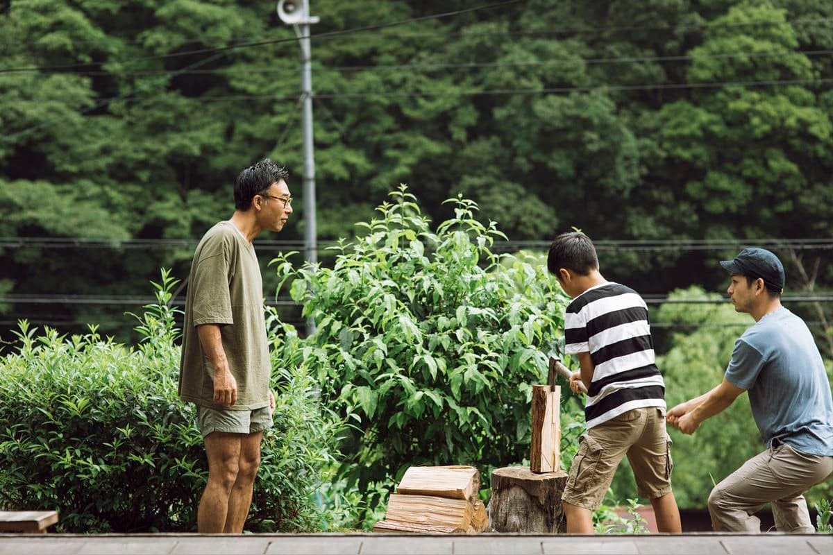 古民家の生活に欠かせない薪割り。