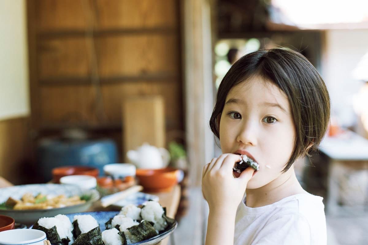 おにぎりはコンビニで買えるもの。でも、かまどで炊いて作るという行為や時間が贅沢ですよね。