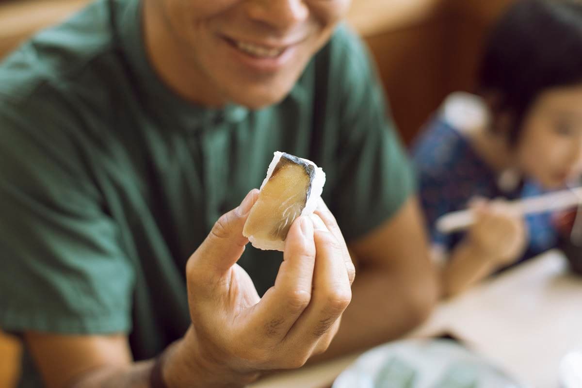 東京の魚の使い方とは違いますよね。柿の葉を使っているし、どこか山を感じます。