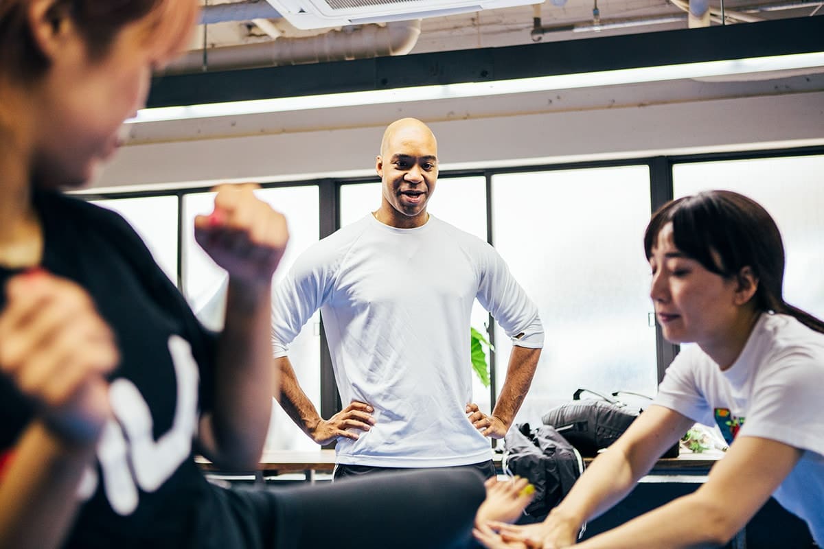 パンチとキックを組み合わせた動きの練習。