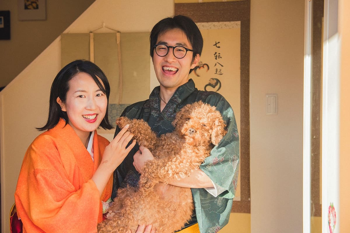 看板犬のPoohを抱くMasatoさんとYukaさん。人懐っこいPoohに会いに、わざわざリピートするゲストも多いそうだ。