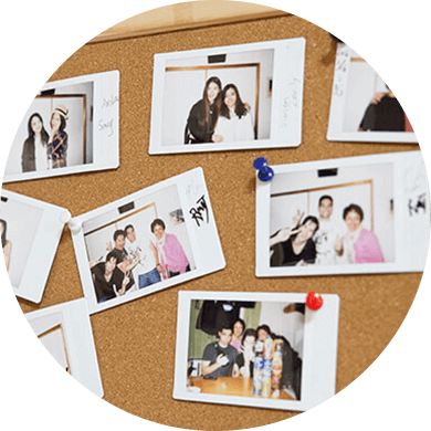 ゲストと一緒に撮ったチェキには名前を書いてもらってコルクボードにコレクション。