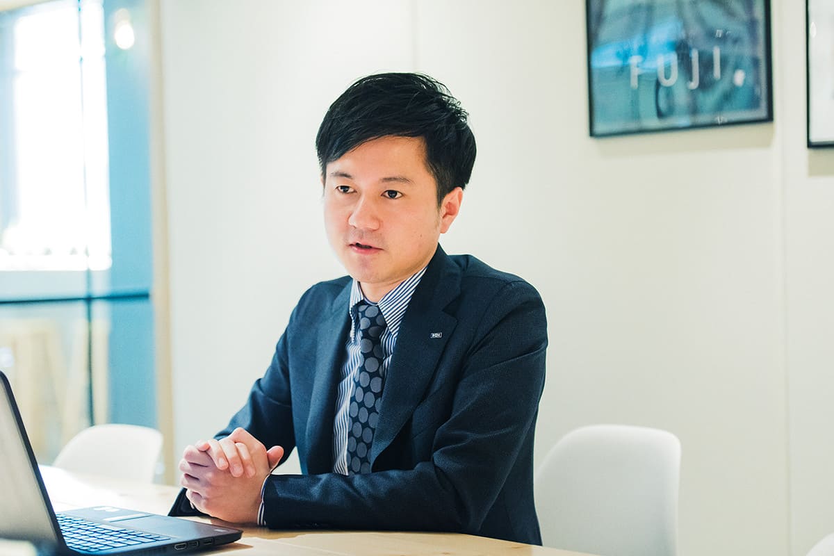 「すべての方が安心・安全に民泊事業を運営できるようサポートするのが私達の使命です」と語る東京オフィス開設にも携わった今城氏。現在は、日本最大規模の社会保険労務士法人や上場企業2社を含む、数多くのグループ組織を持つSATOグループ。創業40年、従業員数約1300名を抱える非常に歴史のある組織となっている。