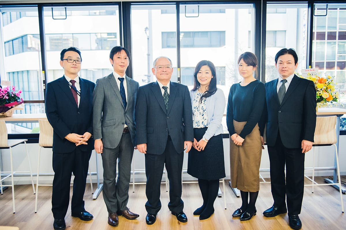 新プロジェクトに関わる、新規事業推進課の皆さん。それぞれに得意分野を持つプロフェッショナルが集まった、期待のチームである。