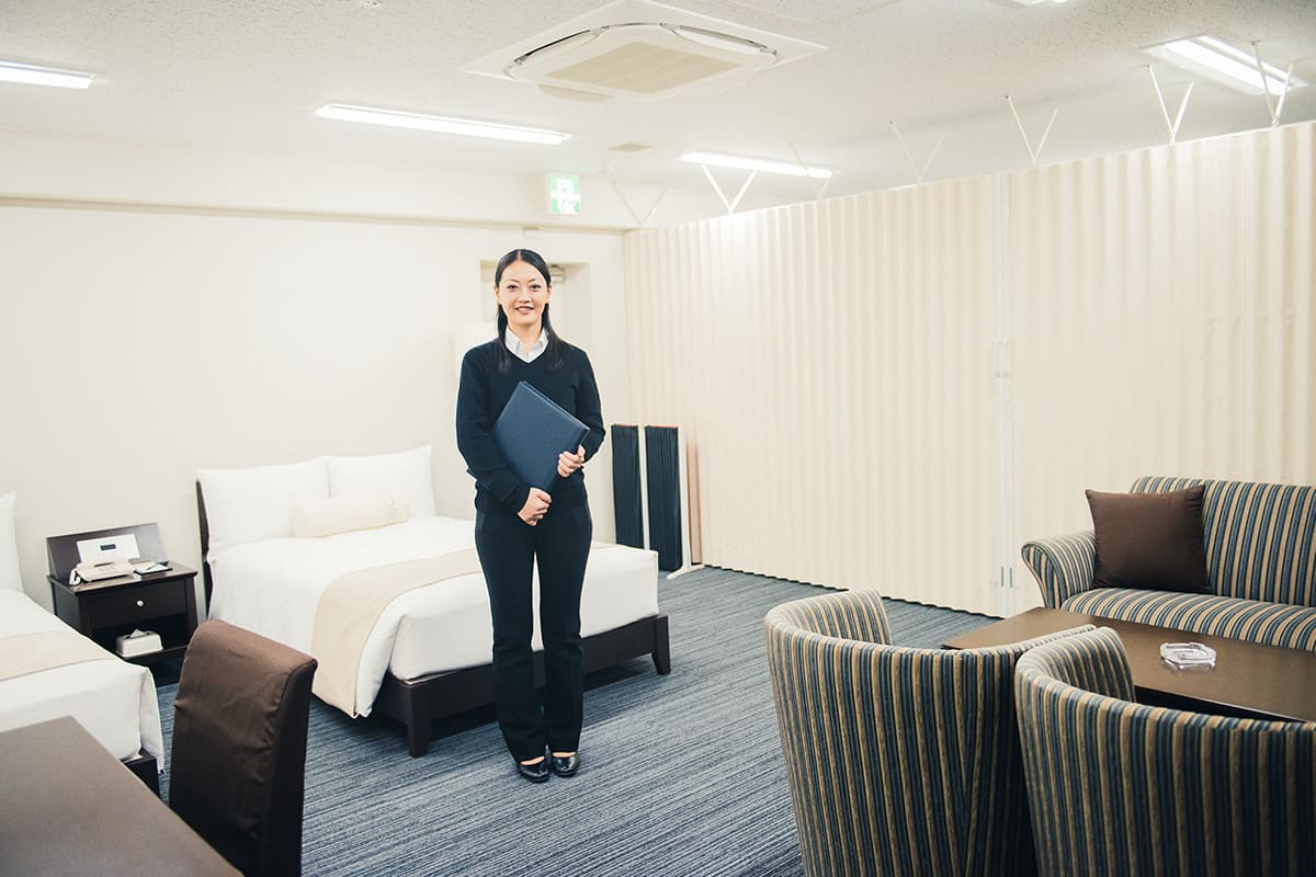 取材時、西新サービスはオフィスの引っ越しをしたばかり。新社屋にはベッドメイキングの研修施設があり、トレーナーが研修生を迎える準備をしていた。ここでサービスの基本をしっかりと学んでいくという。