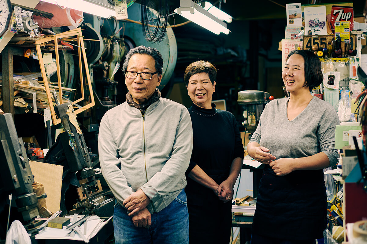 ミニ厨房庵を運営する、河合行雄さん（中央）・朝子さん（左）ご夫妻。娘のASAMIさん。ドールハウスが趣味の朝子さんが、主なディレクションを行っている。