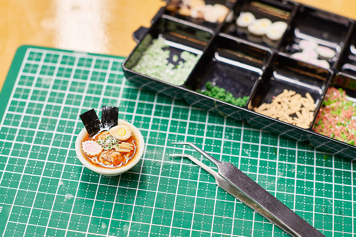体験で作れるのは、ミニチュアのラーメン。本物そっくりの質感に驚く。