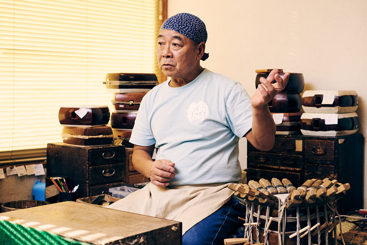 代表・加藤金治さん。三味線の普及に努め、三味線ライブハウスの運営、エレキ三味線なども開発。国内外の有名ミュージシャンも信頼する職人の一人。