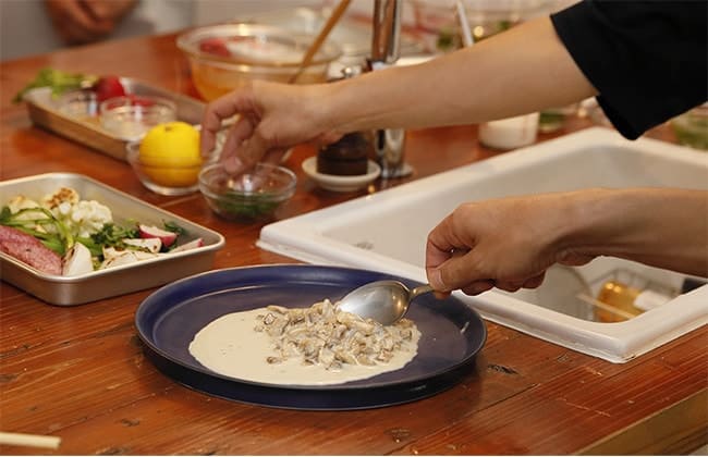 料理中の手元写真