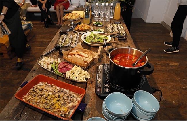 テーブルに並んだ完成した料理たち